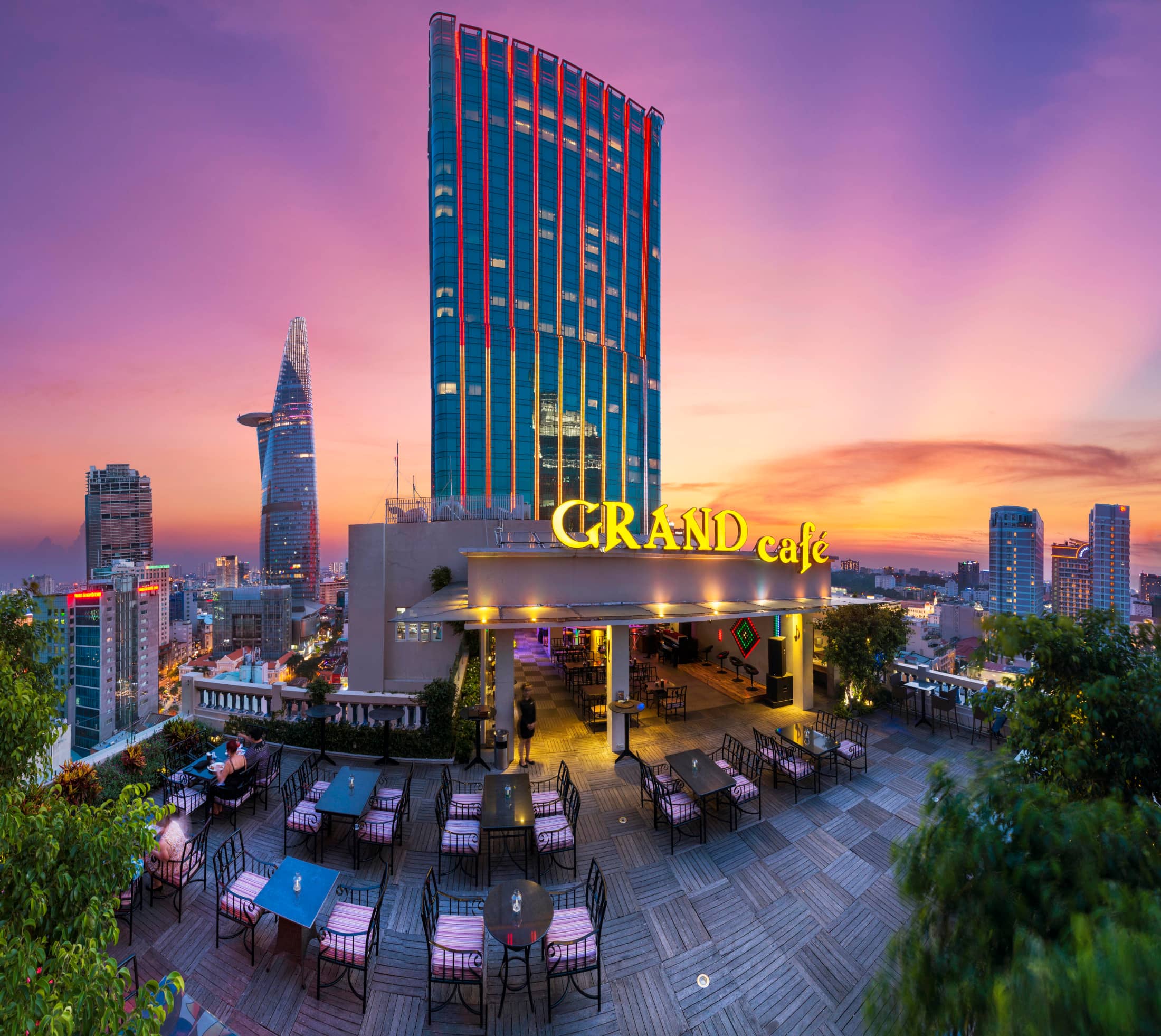 ROOFTOP GRAND LOUNGE TẦNG 20 VỚI TẦM NHÌN TOÀN CẢNH SÀI GÒN VỀ ĐÊM